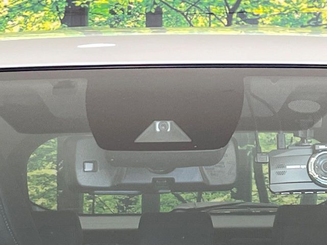 【トヨタセーフティセンス】走行中に前方の車両等を認識し、衝突しそうな時は警報とブレーキで衝突回避と被害軽減をアシスト。より安全にドライブをお楽しみいただけます。