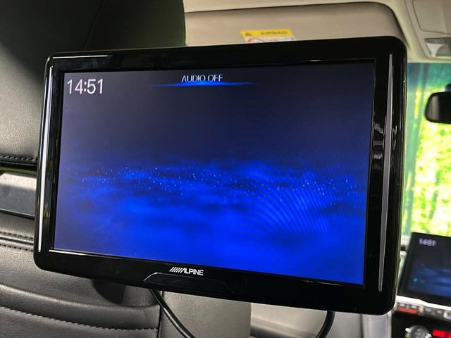 【後席モニター】家族や友人とお出かけする機会が多い方に大人気の後席モニターを装備!見やすい位置に画面がありテレビやDVDの視聴も快適!友達もお子様も、後席にしか乗らなくなるかも??