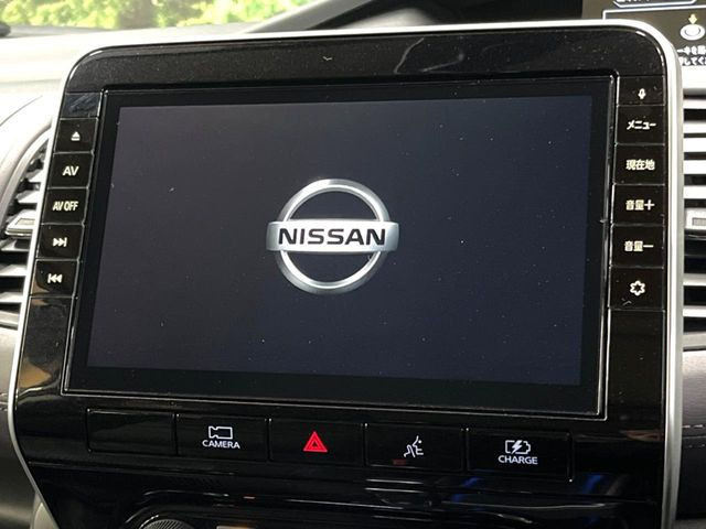 【純正ナビ】人気の純正ナビを装備しております。ナビの使いやすさはもちろん、オーディオ機能も充実!キャンプや旅行はもちろん、通勤や買い物など普段のドライブも楽しくなるはず♪