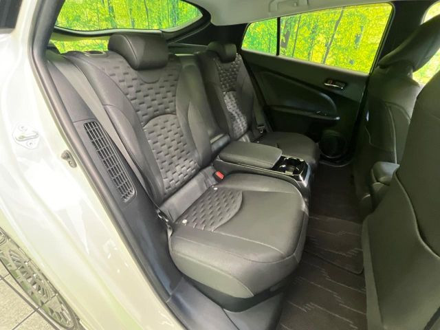 後部座席も気になるようなキズ・汚れやへたり等、大きなダメージはなく、良好な状態です。