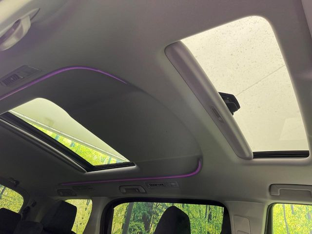 【サンルーフ】開放感たっぷりの希少装備、サンルーフが装着されています!車内に明かりを取り入れたり景色を楽しむ以外にも、車内の空気も簡単に換気できて快適です!