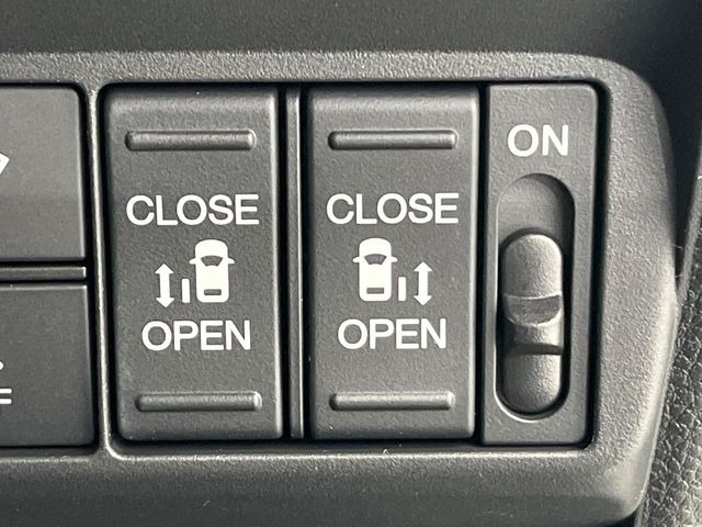 �y�����X���C�h�h�A�z���ԏ�ŗׂ̎ԂƂ̊Ԋu���������ɂ������A�X���C�h�h�A�Ȃ���S!�h�A�I�[�v������������炸�A�J�������L���̂ŏ��~�肪�Ƃ��Ă��ȒP�ł��B�傫�ȉו��̏o���������Ȃ���\��