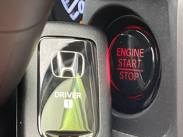 �yHonda�X�}�[�g�L�[�z�J�o����|�P�b�g�ɓ��ꂽ�܂܂ł��h�A�̎{���E�������\�ȃX�}�[�g�L�[�𑕔��B�G���W���̃I���E�I�t�����J�M�����o���K�v����������Ƃ��Ă��֗��ł���