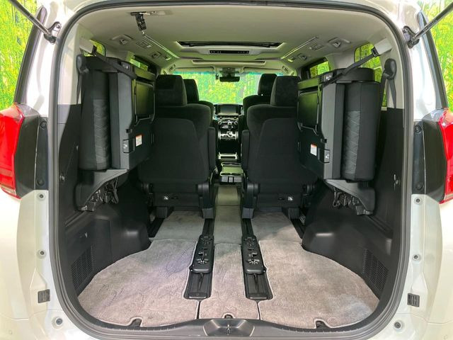 後席を跳ね上げると、これだけの広さが!シーンに合わせたシートアレンジで、大きな荷物も積むことが出来ます♪