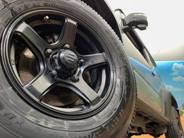 �O�ςɃ}�b�`�����A���~�z�C�[���𑕒����Ă���܂��B�e��A���~�z�C�[����A�X�^�b�h���X�^�C�����戵�����Ă���܂��B���񂲑��k����������