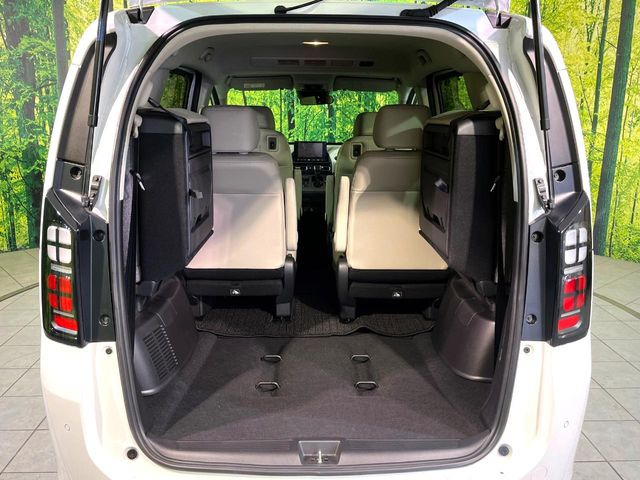 ���i�̂���������ʋ΁A���}���ɏ\���ȉ׎��X�y�[�X���m�ۂ��Ă���܂��B�Z�J���h�V�[�g��|���ƁA�傫�ȉו��̐ύڂ��\�ł���