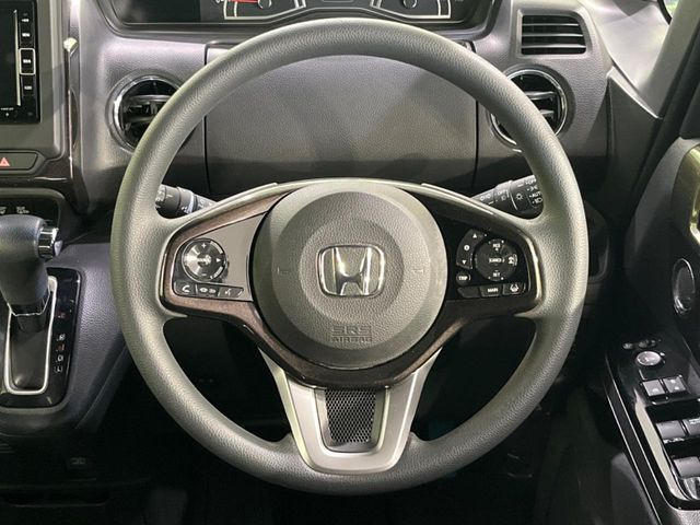 �C���e���A�ɍ��킹���f�U�C���̃X�e�A�����O�́A�^�]�������̂��Ƃ��l���A�^�]���₷���`��A�傫���ł��B�����x�A���ۂɐG���Ă��m���߂��������B