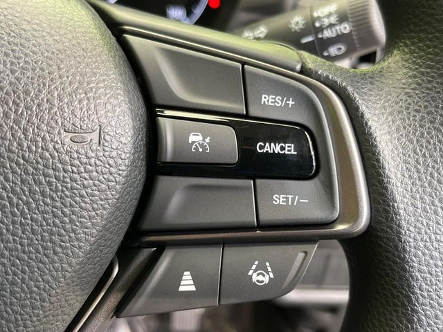 【アダプティブクルーズコントロール】高速道路での長距離走行が楽に!!自動で速度を保つクルーズコントロールが、衝突軽減システムと連携し、前方の車両を感知して車間を保つように速度調節してくれます!!