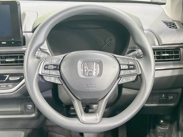 �C���e���A�ɍ��킹���f�U�C���̃X�e�A�����O�́A�^�]�������̂��Ƃ��l���A�^�]���₷���`��A�傫���ł��B�����x�A���ۂɐG���Ă��m���߂��������B