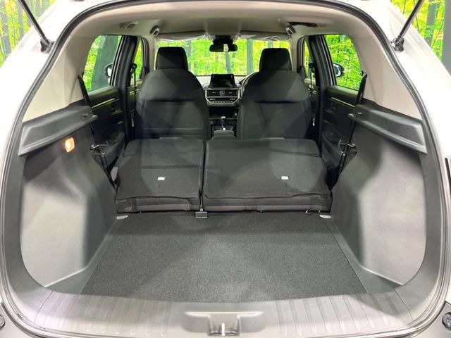 ���i�̂���������ʋ΁A���}���ɏ\���ȉ׎��X�y�[�X���m�ۂ��Ă���܂��B�Z�J���h�V�[�g��|���ƁA�傫�ȉו��̐ύڂ��\�ł���