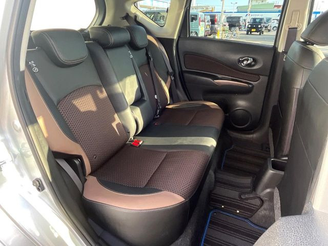 �R���p�N�g�J�[�ł����A�Z�J���h�V�[�g�͏\���ȍL����������K�ɂ���肢�������܂���V�[�g��|���đ傫�ȉו���ς񂾂�ƁA�p�r�̕����L��1��ł��B