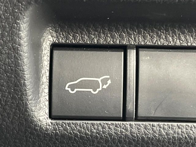 【パワーバックドア】スマートキーや運転席のボタンを押すだけでリアゲートが自動で開閉します!荷物を持っている時や、高い位置にあるバックドアを閉める際に便利な機能です♪