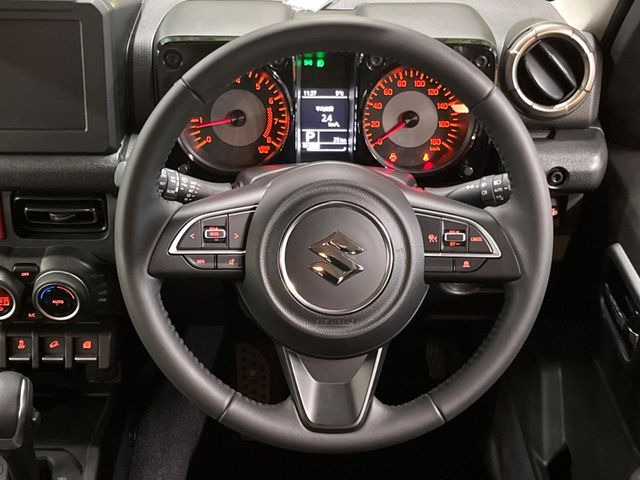 インテリアに合わせたデザインのステアリングは、運転される方のことも考え、運転しやすい形状、大きさです。是非一度、実際に触ってお確かめください。