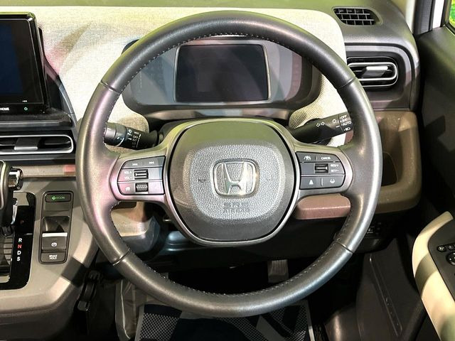 �C���e���A�ɍ��킹���f�U�C���̃X�e�A�����O�́A�^�]�������̂��Ƃ��l���A�^�]���₷���`��A�傫���ł��B�����x�A���ۂɐG���Ă��m���߂��������B