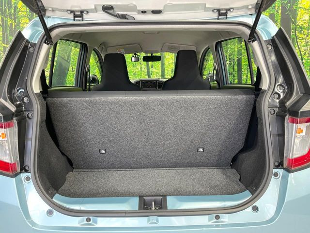 ���i�̂���������ʋ΁A���}���ɏ\���ȉ׎��X�y�[�X���m�ۂ��Ă���܂��B�Z�J���h�V�[�g��|���ƁA�傫�ȉו��̐ύڂ��\�ł���