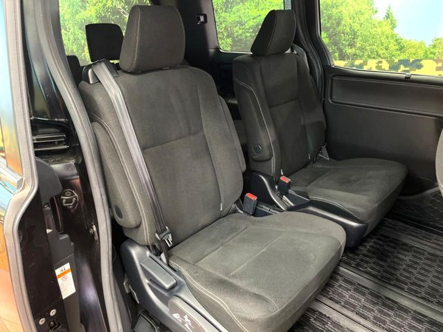 二列目中央はウォークスルーとなっております。二列目と三列目の移動や乗り降りがとっても楽になるので、乗り降りの際もストレスを感じることはありません♪