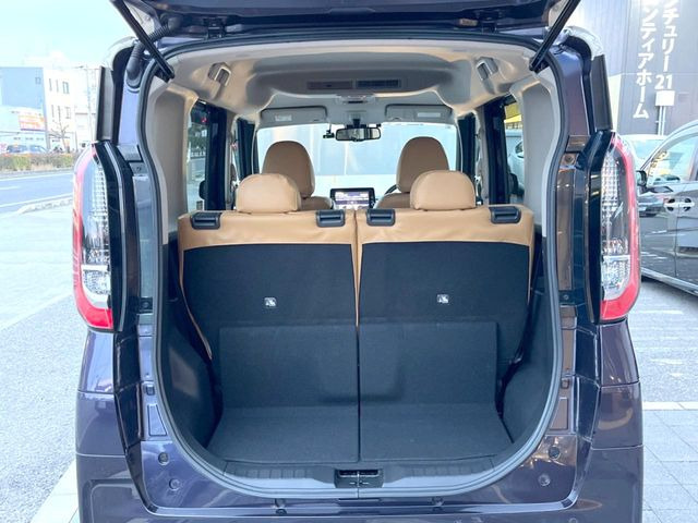 ���i�̂���������ʋ΁A���}���ɏ\���ȉ׎��X�y�[�X���m�ۂ��Ă���܂��B�Z�J���h�V�[�g��|���ƁA�傫�ȉו��̐ύڂ��\�ł���