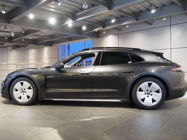 タイカンクロスツーリスモ4 4シート 4WD