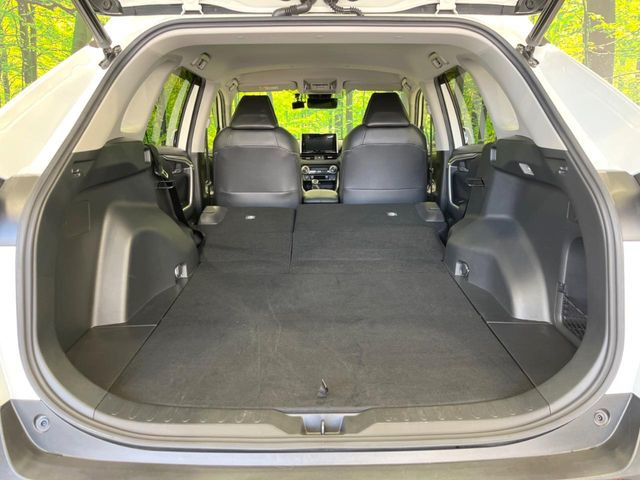 積み下ろしのしやすいデッキにはたっぷりと荷物を積み込んでいただけます。遊びから仕事まで、様々なシーンで頼れます♪