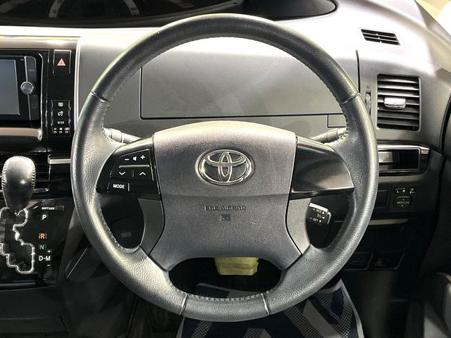 �C���e���A�ɍ��킹���f�U�C���̃X�e�A�����O�́A�^�]�������̂��Ƃ��l���A�^�]���₷���`��A�傫���ł��B�����x�A���ۂɐG���Ă��m���߂��������B