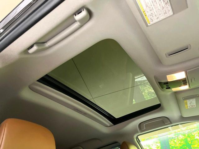 【サンルーフ】開放感たっぷりの希少装備、サンルーフが装着されています!車内に明かりを取り入れたり景色を楽しむ以外にも、車内の空気も簡単に換気できて快適です!