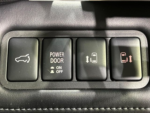 【両側パワースライドドア】スマートキーや運転席のスイッチで後席両側スライドドアの開閉が可能♪電動だから力を入れてドアを開ける必要が無く、小さなお子様でも簡単に開け閉めでき快適です♪