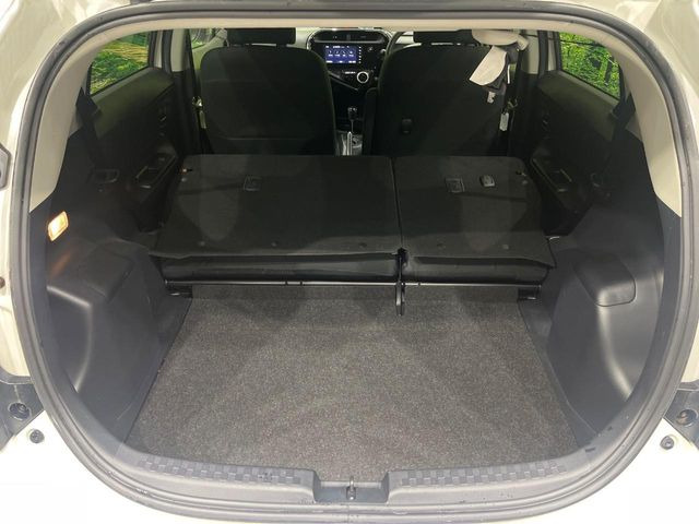 ���i�̂���������ʋ΁A���}���ɏ\���ȉ׎��X�y�[�X���m�ۂ��Ă���܂��B�Z�J���h�V�[�g��|���ƁA�傫�ȉו��̐ύڂ��\�ł���