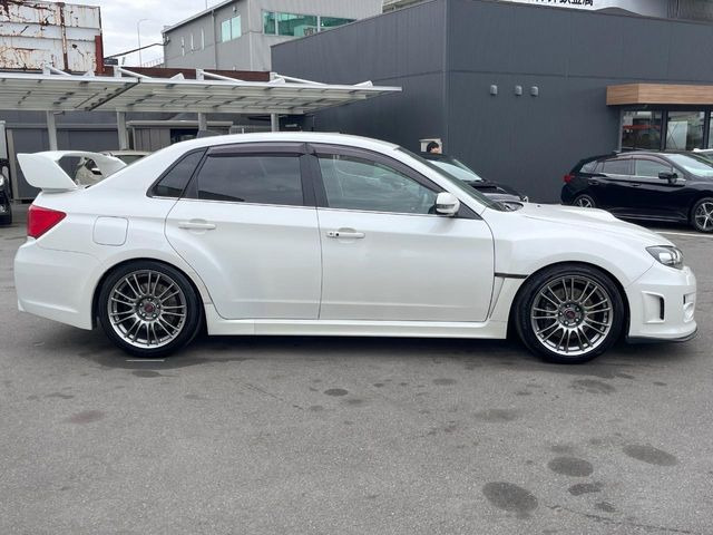 高透明度のガラス皮膜で撥水はもちろん、上質なツヤ・光沢を実現。紫外線や酸性雨から大切な愛車を保護し、色あせ・劣化を防止。「弾スプラッシュコート」、「弾プリミッサコート」からお選びいただけます。