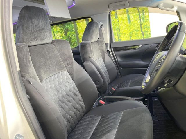 運転席まわりには十分なスペースがあり、大柄な方でもゆったり運転していただける環境です。