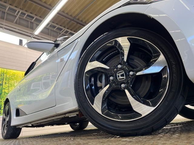 �y����15�C���`�A���~�z�C�[���z�O�ςɃ}�b�`���������A���~�z�C�[���𑕒����Ă���܂��B�e��ЊO�A���~�z�C�[����A�X�^�b�h���X�^�C�����戵�����Ă���܂��B���񂲑��k����������