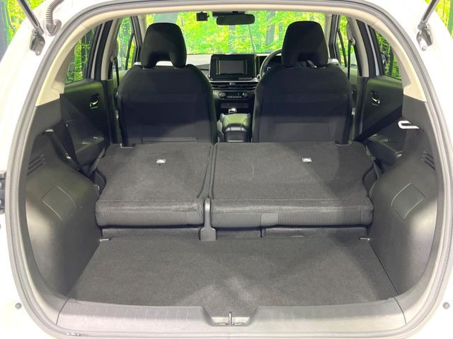 ���i�̂���������ʋ΁A���}���ɏ\���ȉ׎��X�y�[�X���m�ۂ��Ă���܂��B�Z�J���h�V�[�g��|���ƁA�傫�ȉו��̐ύڂ��\�ł���