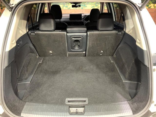 ���i�̂���������ʋ΁A���}���ɏ\���ȉ׎��X�y�[�X���m�ۂ��Ă���܂��B�Z�J���h�V�[�g��|���ƁA�傫�ȉו��̐ύڂ��\�ł���