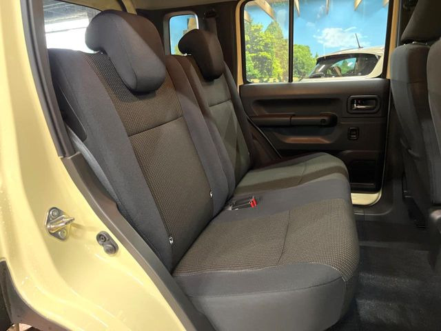 後部座席も気になるようなキズ・汚れやへたり等、大きなダメージはなく、良好な状態です。