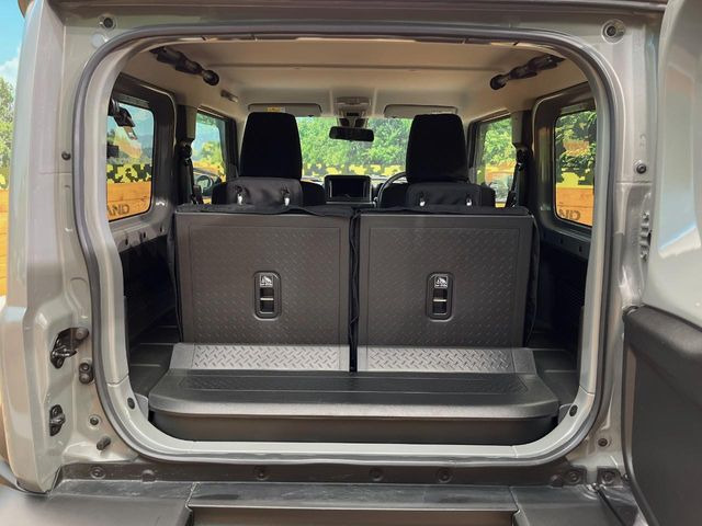 ���i�̂���������ʋ΁A���}���ɏ\���ȉ׎��X�y�[�X���m�ۂ��Ă���܂��B�Z�J���h�V�[�g��|���ƁA�傫�ȉו��̐ύڂ��\�ł���