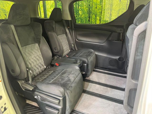 【オットマン付セカンドシート】足を延ばしてリラックスしたいときに便利なオットマン!ロングドライブや仮眠の際にもゆったり快適にお過ごしいただけます♪