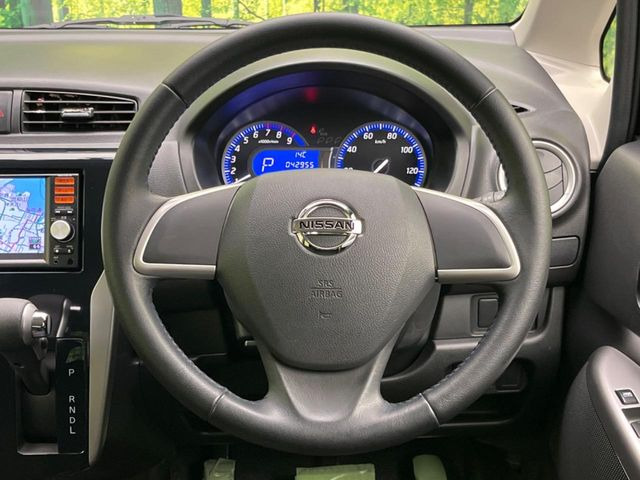 �C���e���A�ɍ��킹���f�U�C���̃X�e�A�����O�́A�^�]�������̂��Ƃ��l���A�^�]���₷���`��A�傫���ł��B�����x�A���ۂɐG���Ă��m���߂��������B