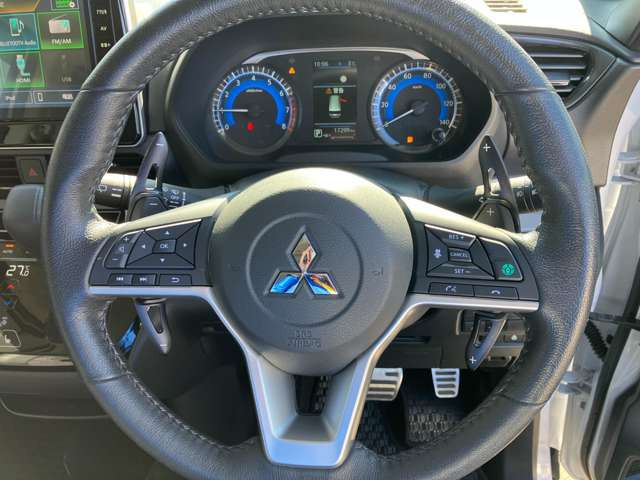 ★本革巻ステアリング★しっとりと手に馴染む本革ならではの感触!確かな操作感!