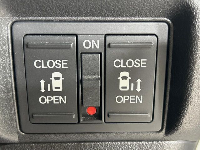 【両側パワースライドドア】スマートキーや運転席のスイッチで後席両側スライドドアの開閉が可能♪電動だから力を入れてドアを開ける必要が無く、小さなお子様でも簡単に開け閉めでき快適です♪