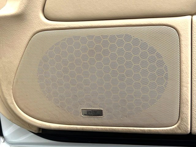 �y�}�[�N���r���\���T�E���h�V�X�e���z���[�J�[�I�v�V�����̍��i�ʃT�E���h�V�X�e���𓋍ځB��p�̃`���[�j���O���{���ꂽ�召�l�X�ȃX�s�[�J�[����ǎ��ȃT�E���h���t�ł��A�Տꊴ���ӂ�鉹����Ԃ����o���܂��B