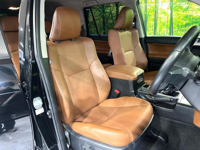 運転席まわりには十分なスペースがあり、大柄な方でもゆったり運転していただける環境です。