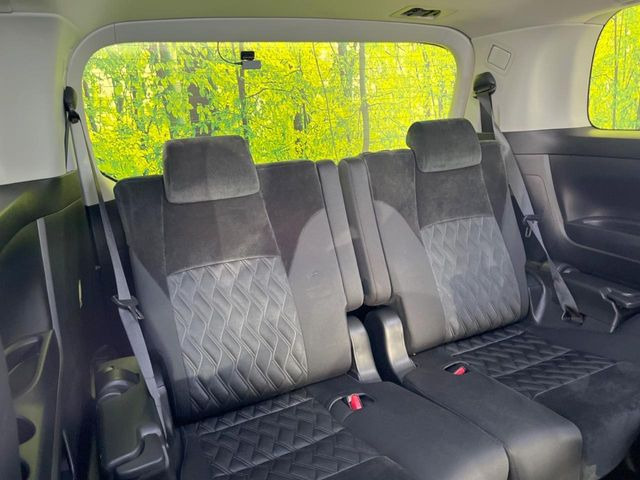 3列目シートはもちろん状態良好☆大人でもゆったりと座って頂けますので、大人数でのお出かけもラクラクです♪ご家族で、気の知れた仲間で、ドライブに行くのが楽しみですね♪