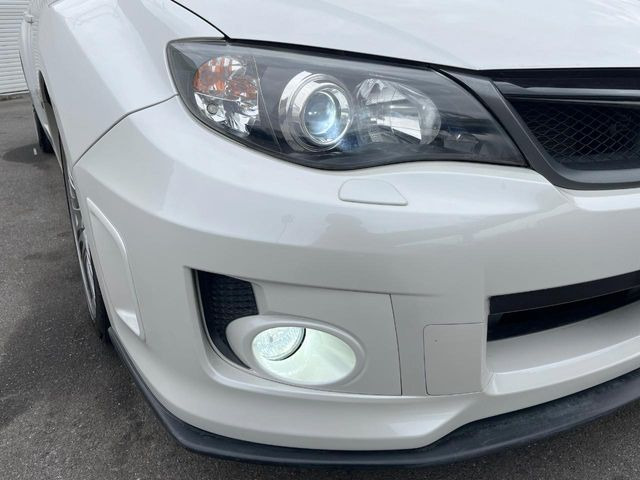 【HIDヘッドライト】非常に明るく前方を照らしてくれるので、悪天候や夜間の走行時も視界良好で安心してお乗りいただけます。