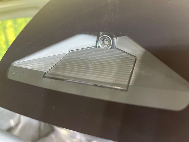 【ホンダセンシング】走行中に前方の車両等を認識し、衝突しそうな時は警報とブレーキで衝突回避と被害軽減をアシスト。より安全にドライブをお楽しみいただけます。