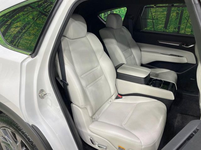 後部座席も気になるようなキズ・汚れやへたり等、大きなダメージはなく、良好な状態です。