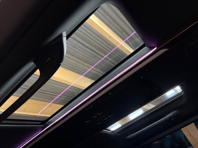 【左右独立ムーンルーフ】2列目左右席にそれぞれ配置されたガラスルーフ!日差しに合わせて片側だけシェードを閉めることも可能です!