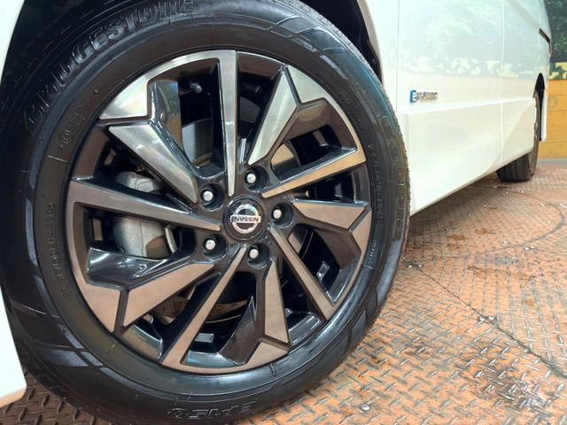 【純正アルミホイール】外観にマッチした純正アルミホイールを装着しております。各種社外アルミホイールや、スタッドレスタイヤも取扱いしております。是非ご相談ください♪