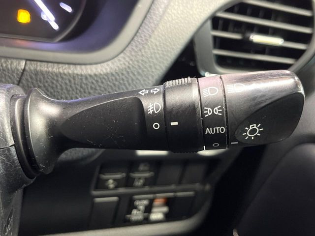 【オートライト】周りの明るさに応じて自動でヘッドライトの点灯・消灯ができる機能です!ライトの付け忘れ・消し忘れなどが無くなり、雨の日や夕方の走行も安心!トンネル通過時も便利ですね♪