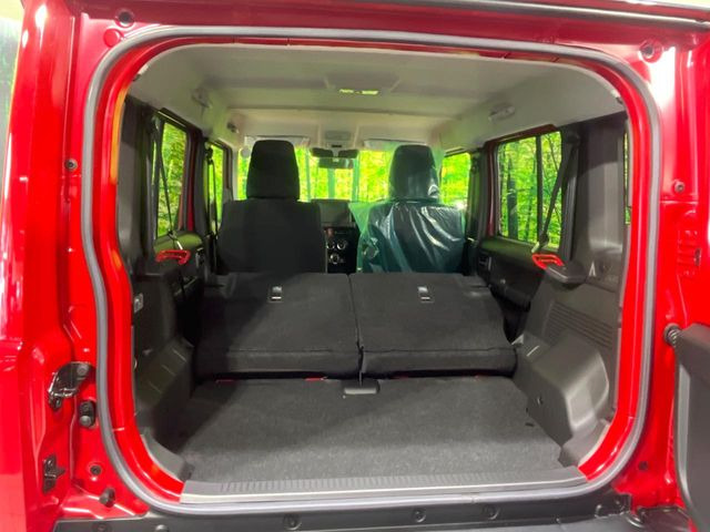 ���i�̂���������ʋ΁A���}���ɏ\���ȉ׎��X�y�[�X���m�ۂ��Ă���܂��B�Z�J���h�V�[�g��|���ƁA�傫�ȉו��̐ύڂ��\�ł���