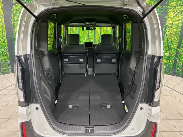 後席を格納すると、これだけの広さが!シーンに合わせたシートアレンジで、大きな荷物も積むことが出来ます♪