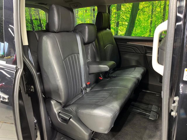 広々とした2列目シートは居住性が高く、居心地も快適!友達や家族とのお出かけにぴったりです。ベビーシートやチャイルドシート使用時も快適にお過ごしいただける十分な空間を確保しています。